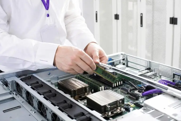 Dedicated Server for VoIP Hosting – Latency, Redundancy, and CPNI